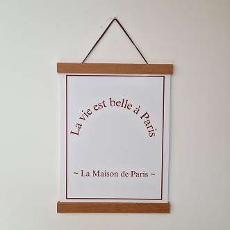 visuel affiche sur tasseau la maison de paris