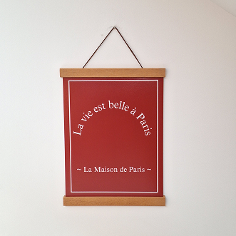 visuel affiche sur tasseau la maison de paris